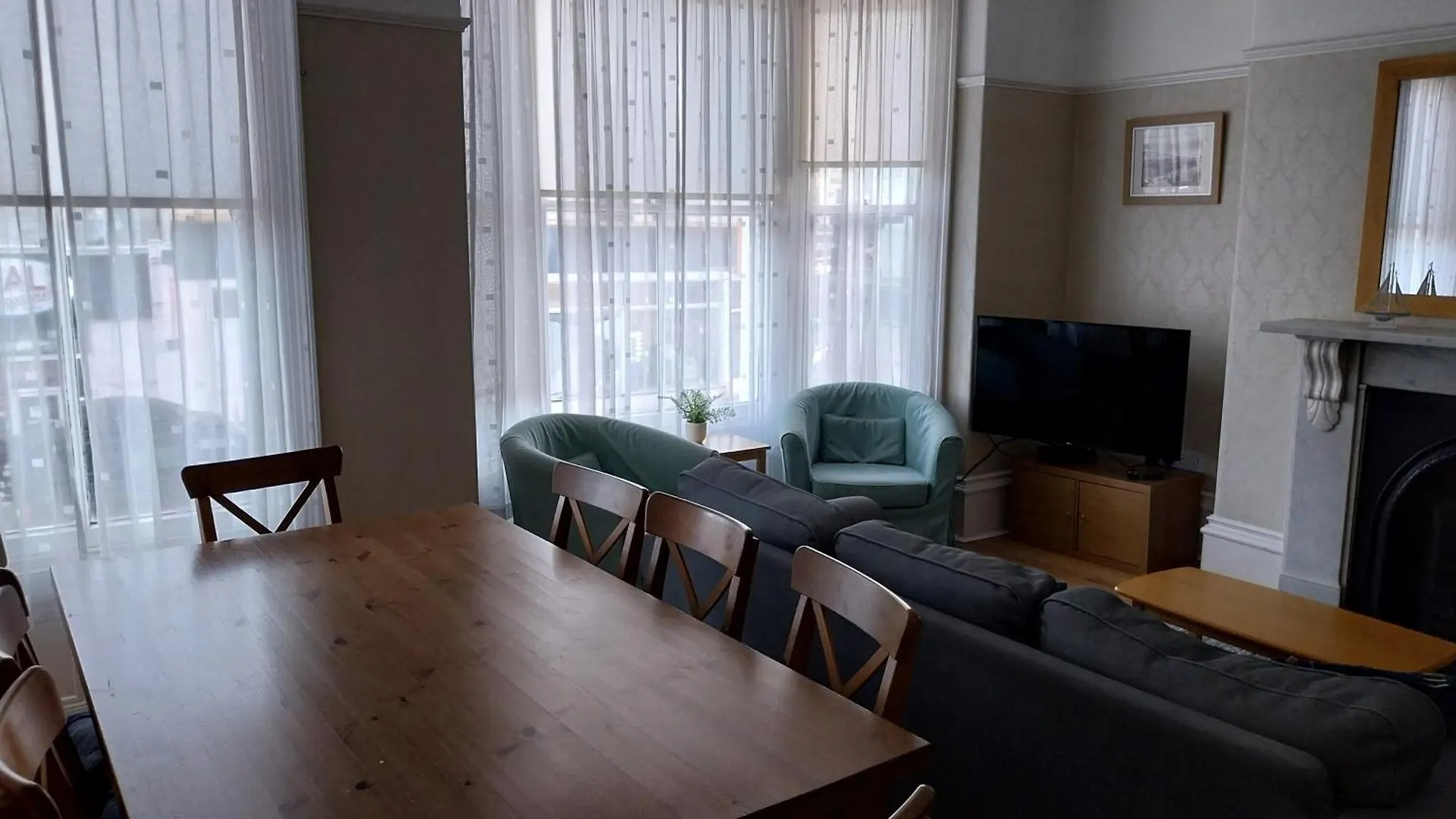 4 Bed House - Central 스카버러