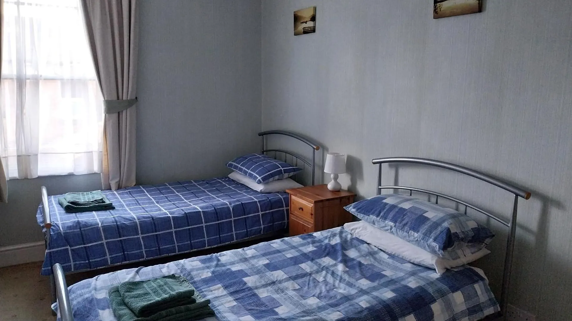 4 Bed House - Central 스카버러 펜션