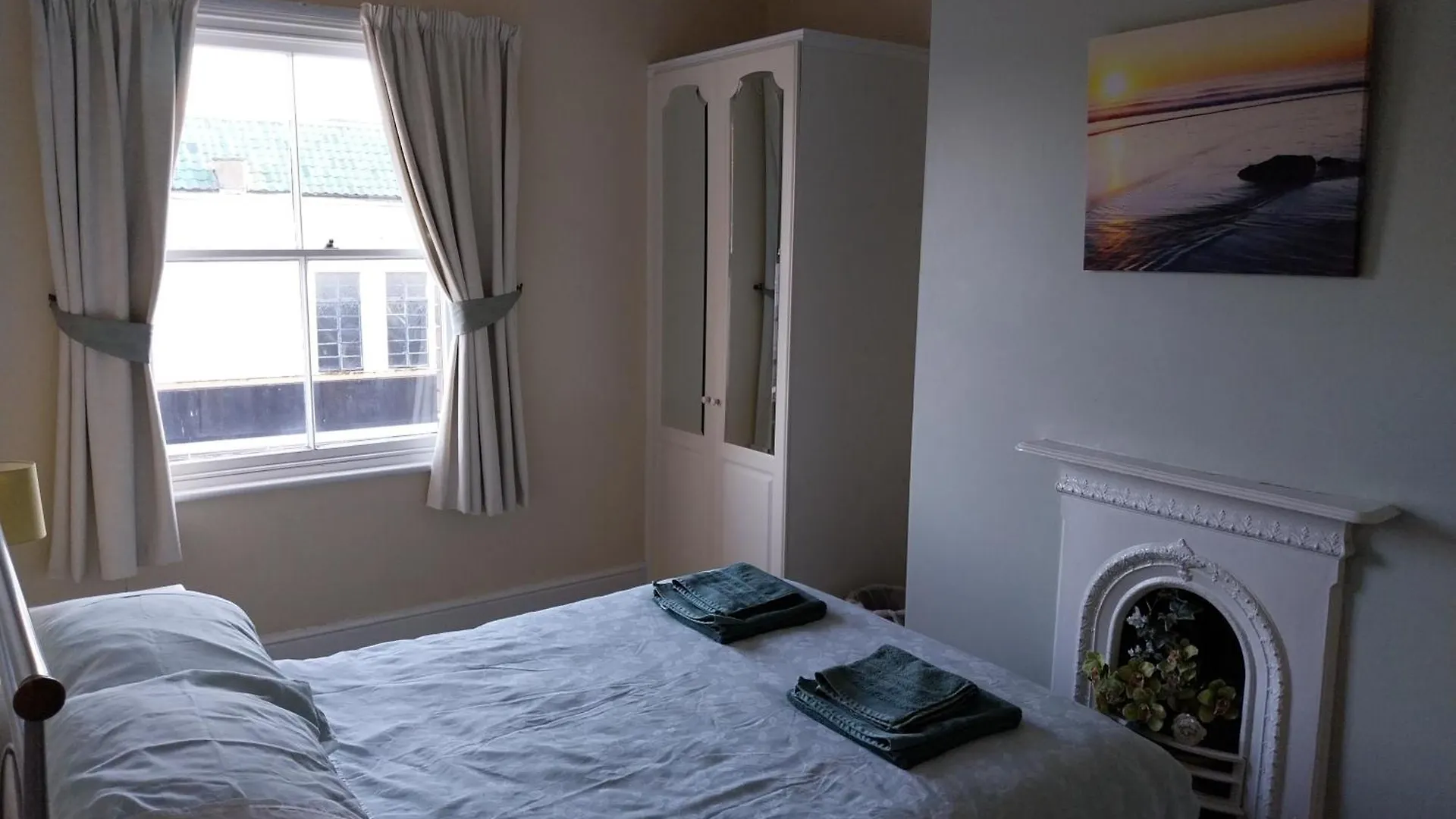 4 Bed House - Central 스카버러